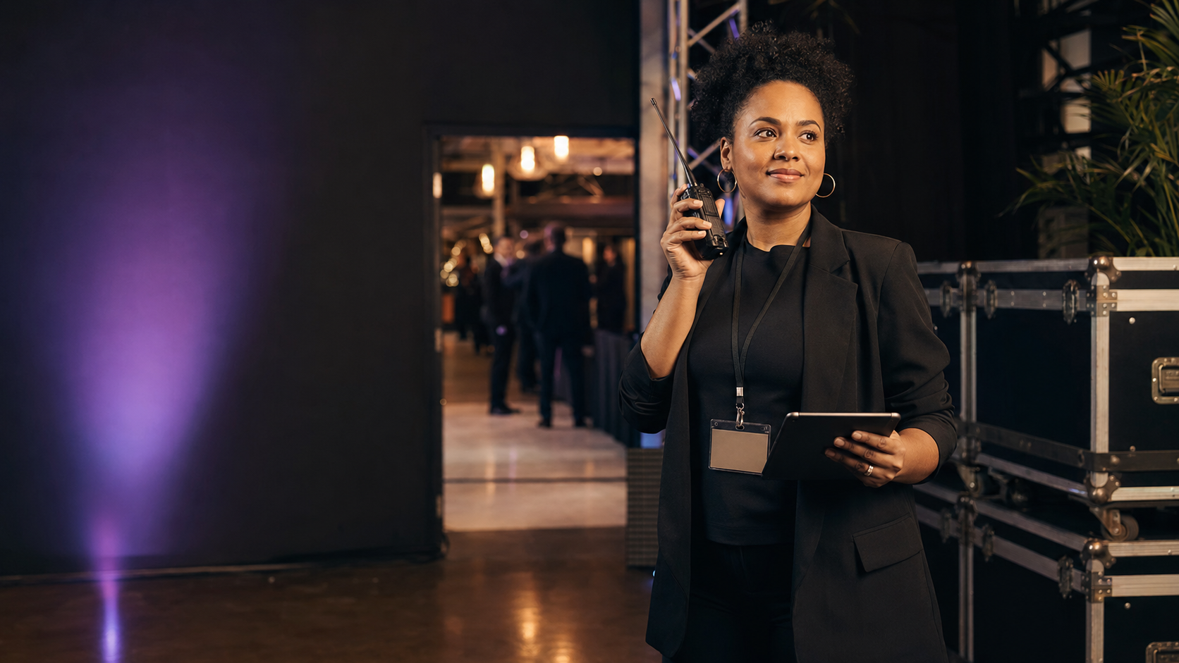 Profissional de receptivo trabalhando nos bastidores de um evento